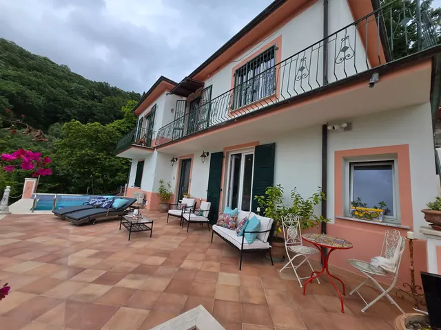 Fachada y terraza principal
