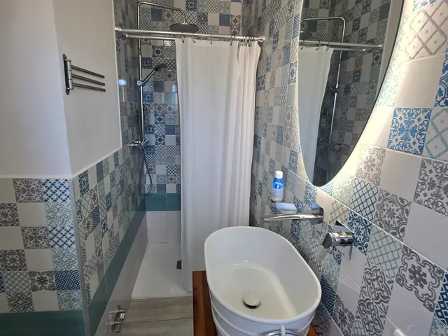 Baño con azulejos mediterráneos
